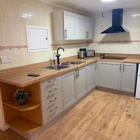 Spacious In Leigh Woods Apartament